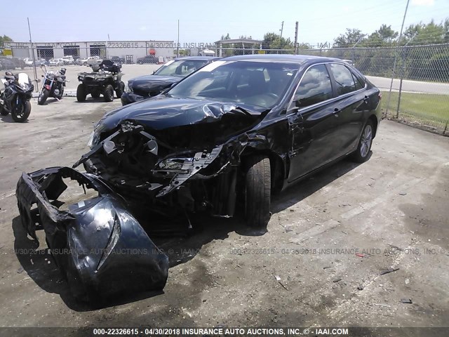 4T1BF1FK1FU016808 - 2015 TOYOTA CAMRY LE/XLE/SE/XSE BLUE photo 2