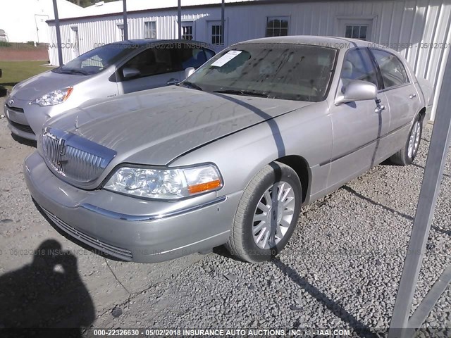 1LNHM81W15Y636715 - 2005 LINCOLN TOWN CAR SIGNATURE SILVER photo 2