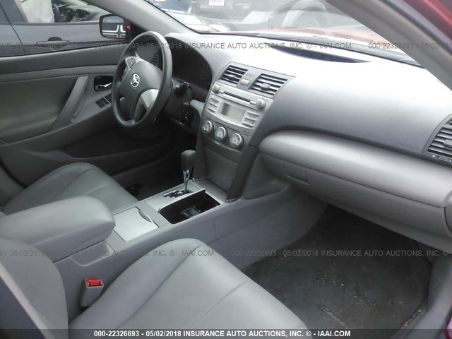 4T4BF3EK9BR101568 - 2011 TOYOTA CAMRY SE/LE/XLE RED photo 5