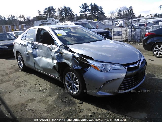 4T1BF1FK7HU330725 - 2017 TOYOTA CAMRY LE/XLE/SE/XSE GRAY photo 1
