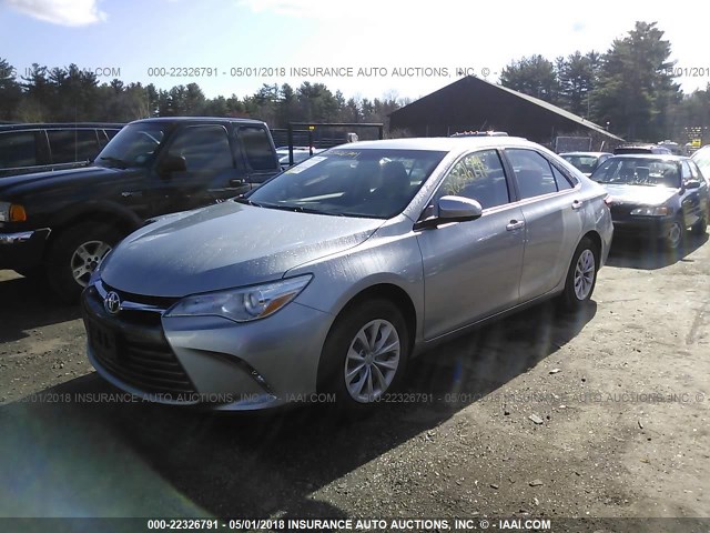 4T1BF1FK7HU330725 - 2017 TOYOTA CAMRY LE/XLE/SE/XSE GRAY photo 2