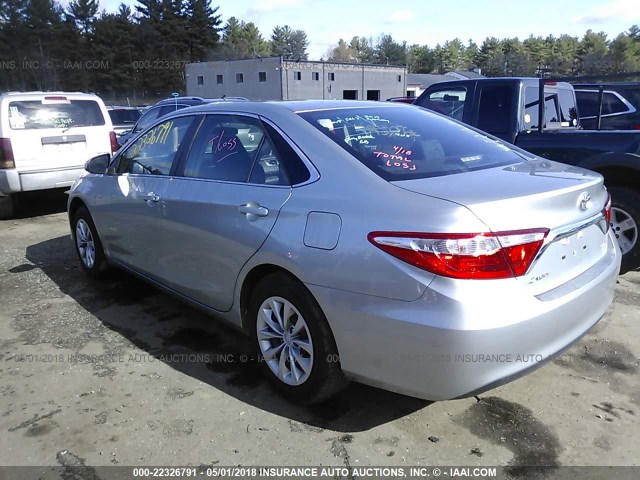 4T1BF1FK7HU330725 - 2017 TOYOTA CAMRY LE/XLE/SE/XSE GRAY photo 3