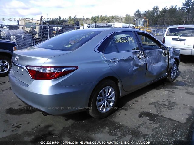 4T1BF1FK7HU330725 - 2017 TOYOTA CAMRY LE/XLE/SE/XSE GRAY photo 4