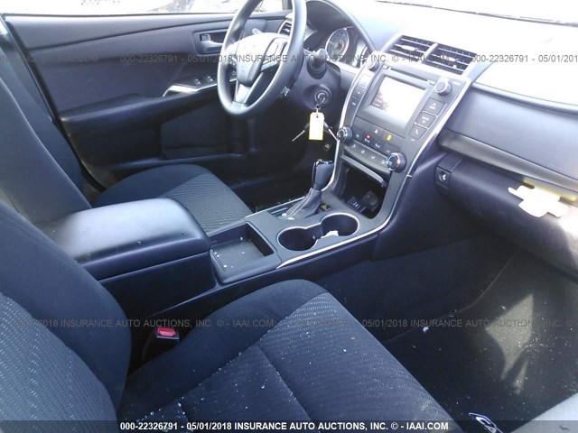 4T1BF1FK7HU330725 - 2017 TOYOTA CAMRY LE/XLE/SE/XSE GRAY photo 5