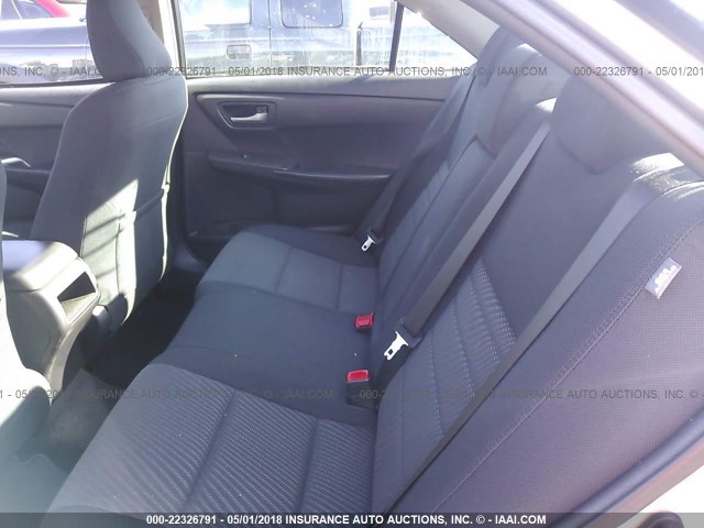 4T1BF1FK7HU330725 - 2017 TOYOTA CAMRY LE/XLE/SE/XSE GRAY photo 8