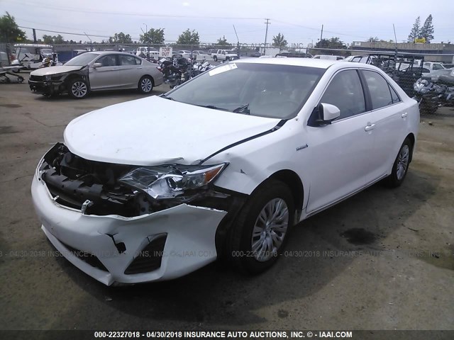 4T1BD1FK8DU065359 - 2013 TOYOTA CAMRY HYBRID/LE/XLE WHITE photo 2