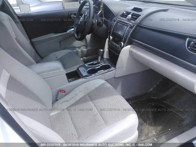 4T1BD1FK8DU065359 - 2013 TOYOTA CAMRY HYBRID/LE/XLE 白色 照片 5