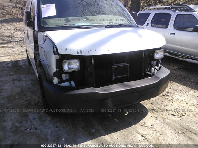 1GCGG25U731217786 - 2003 CHEVROLET EXPRESS G2500  WHITE photo 6