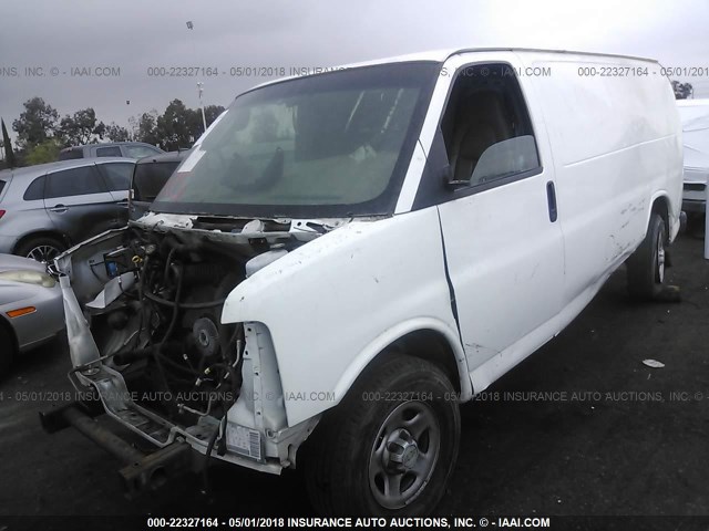 1GCFG15X481114414 - 2008 CHEVROLET EXPRESS G1500  WHITE photo 2