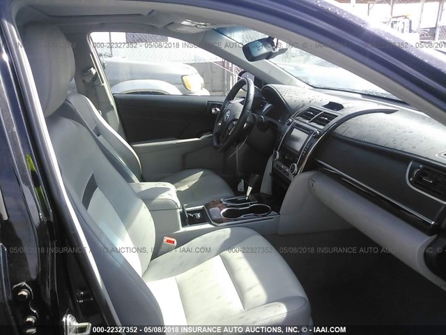 4T4BF1FK0ER364197 - 2014 TOYOTA CAMRY L/SE/LE/XLE შავი ფოტო 5