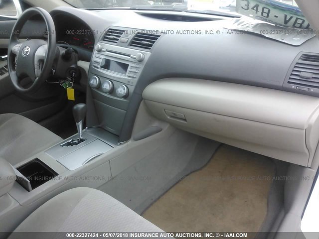 4T1BK3EK0AU607021 - 2010 TOYOTA CAMRY SE/LE/XLE 白色 照片 5