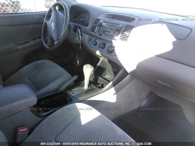 4T1BE32K04U265960 - 2004 TOYOTA CAMRY LE/XLE/SE თეთრი ფოტო 5