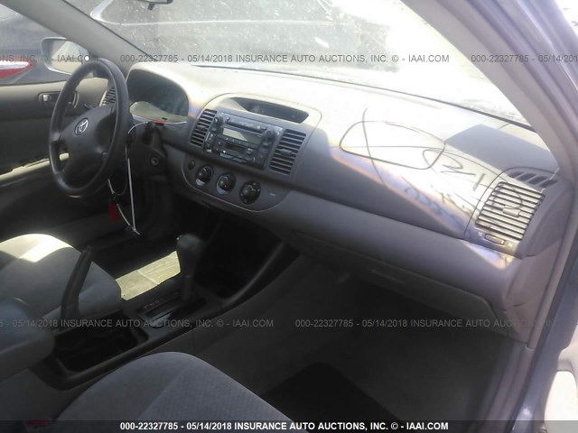 4T1BF30K82U519931 - 2002 TOYOTA CAMRY LE/XLE/SE 浅蓝色 照片 5