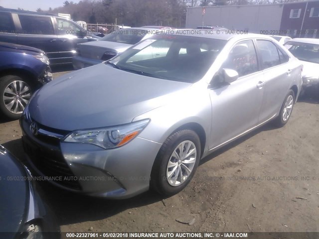 4T4BF1FK4GR530885 - 2016 TOYOTA CAMRY LE/XLE/SE/XSE SILVER photo 2
