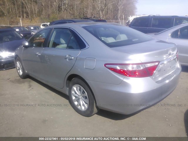 4T4BF1FK4GR530885 - 2016 TOYOTA CAMRY LE/XLE/SE/XSE SILVER photo 3