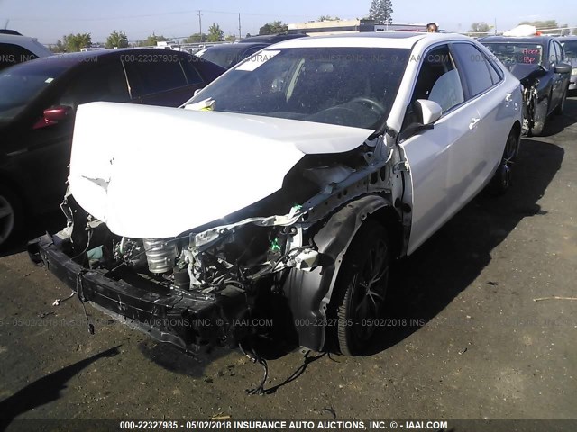 4T1BF1FK1FU914096 - 2015 TOYOTA CAMRY LE/XLE/SE/XSE WHITE photo 2