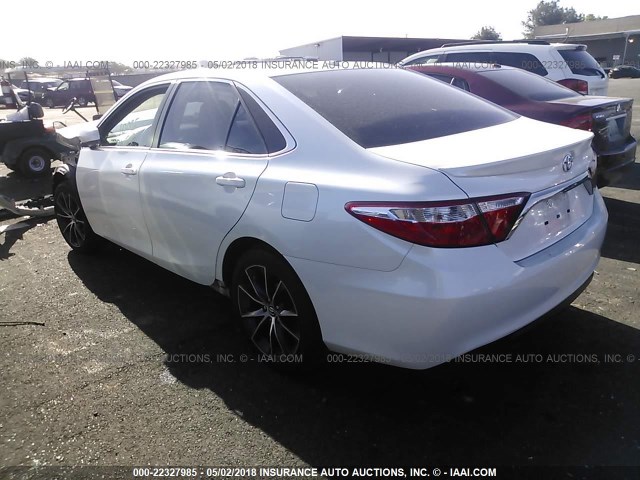 4T1BF1FK1FU914096 - 2015 TOYOTA CAMRY LE/XLE/SE/XSE WHITE photo 3
