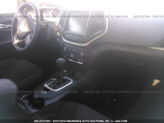 1C4PJMCS0HW545284 - 2017 JEEP CHEROKEE LATITUDE Gümüş foto 5