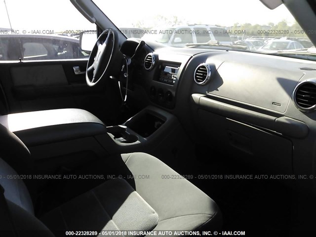 1FMRU15W94LA77870 - 2004 FORD EXPEDITION XLT 银色 照片 5