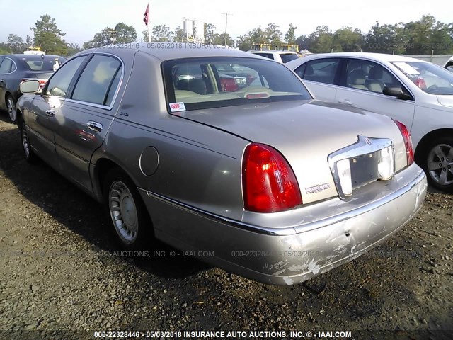 1LNHM81W91Y677619 - 2001 LINCOLN TOWN CAR EXECUTIVE أسمر صورة 3