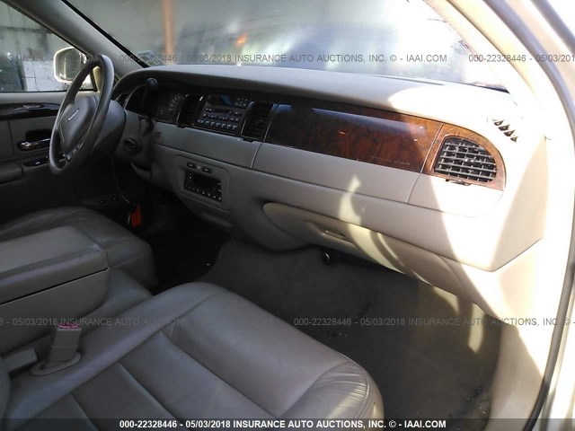 1LNHM81W91Y677619 - 2001 LINCOLN TOWN CAR EXECUTIVE أسمر صورة 5