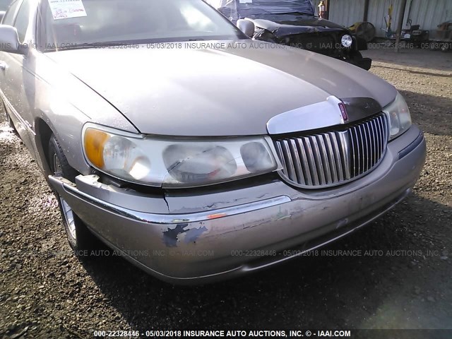 1LNHM81W91Y677619 - 2001 LINCOLN TOWN CAR EXECUTIVE أسمر صورة 6