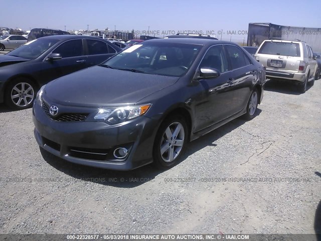 4T1BF1FKXCU066795 - 2012 TOYOTA CAMRY SE/LE/XLE ნაცრისფერი ფოტო 2