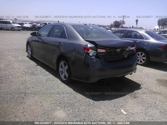 4T1BF1FKXCU066795 - 2012 TOYOTA CAMRY SE/LE/XLE ნაცრისფერი ფოტო 3