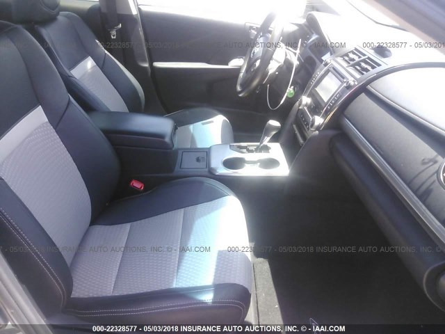 4T1BF1FKXCU066795 - 2012 TOYOTA CAMRY SE/LE/XLE ნაცრისფერი ფოტო 5