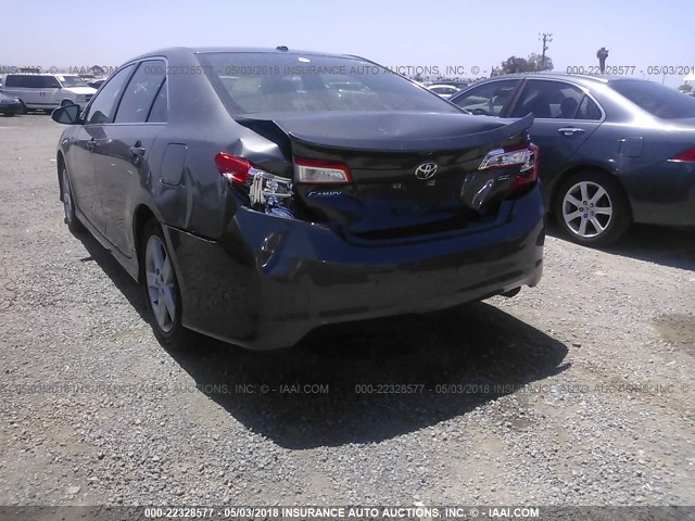 4T1BF1FKXCU066795 - 2012 TOYOTA CAMRY SE/LE/XLE ნაცრისფერი ფოტო 6