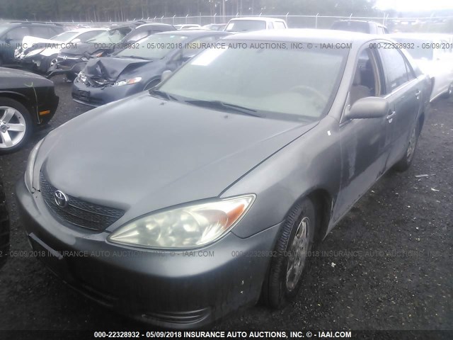 4T1BF30K12U528244 - 2002 TOYOTA CAMRY LE/XLE/SE ნაცრისფერი ფოტო 2