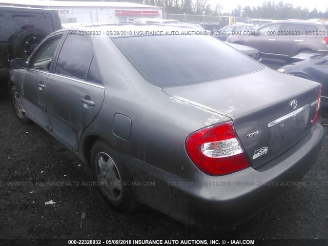 4T1BF30K12U528244 - 2002 TOYOTA CAMRY LE/XLE/SE ნაცრისფერი ფოტო 3