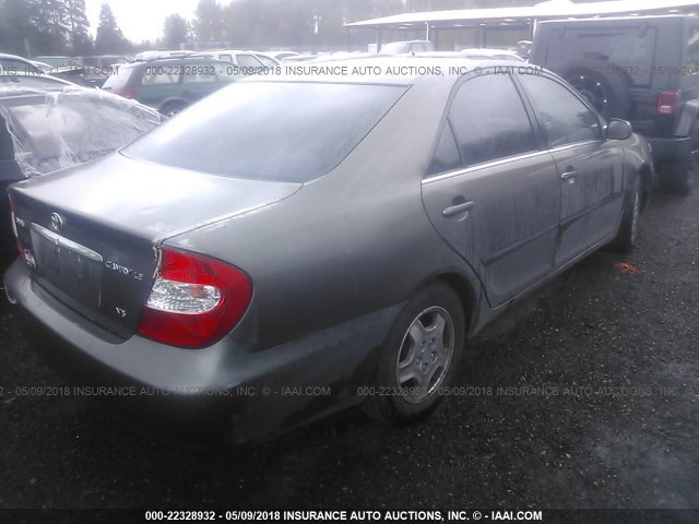 4T1BF30K12U528244 - 2002 TOYOTA CAMRY LE/XLE/SE ნაცრისფერი ფოტო 4