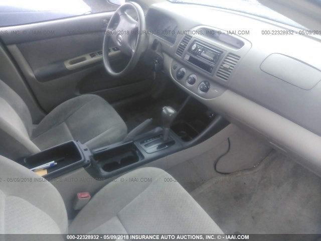 4T1BF30K12U528244 - 2002 TOYOTA CAMRY LE/XLE/SE ნაცრისფერი ფოტო 5