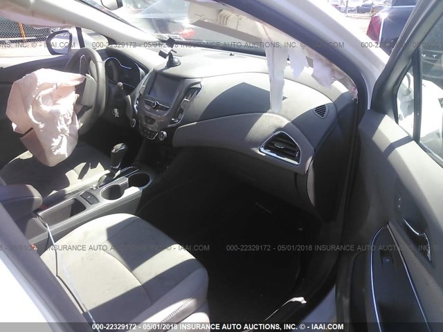 3G1BE6SM7HS569518 - 2017 CHEVROLET CRUZE WHITE photo 5