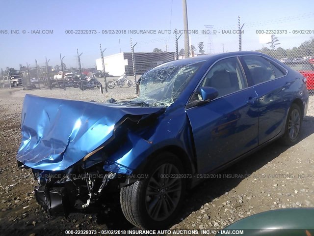 4T1BF1FK9HU761065 - 2017 TOYOTA CAMRY LE/XLE/SE/XSE BLUE photo 2