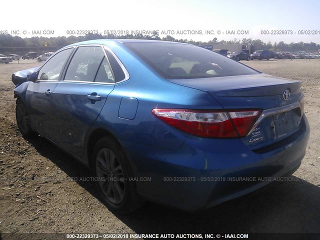 4T1BF1FK9HU761065 - 2017 TOYOTA CAMRY LE/XLE/SE/XSE BLUE photo 3