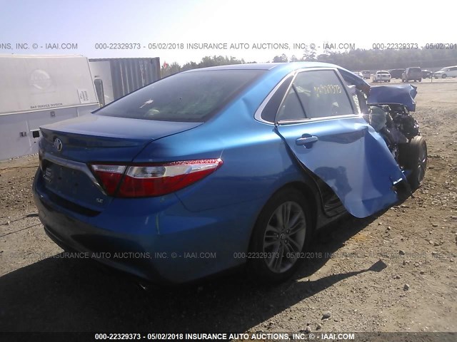 4T1BF1FK9HU761065 - 2017 TOYOTA CAMRY LE/XLE/SE/XSE BLUE photo 4