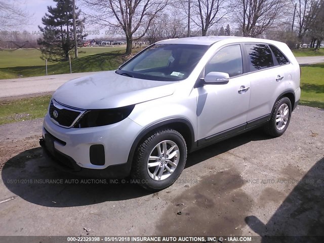 5XYKT3A62FG560030 - 2015 KIA SORENTO LX SILVER photo 2