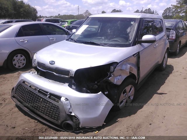 KNDJN2A21F7807709 - 2015 KIA SOUL SILVER photo 2