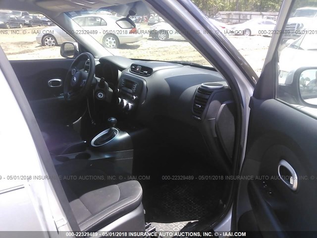 KNDJN2A21F7807709 - 2015 KIA SOUL SILVER photo 5