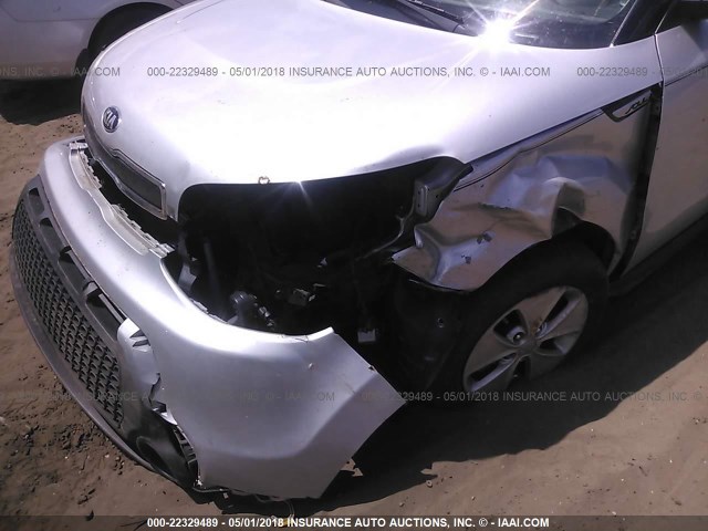 KNDJN2A21F7807709 - 2015 KIA SOUL SILVER photo 6