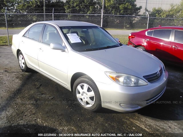 4T1BE32KX2U592394 - 2002 TOYOTA CAMRY LE/XLE/SE Күміс фото 1