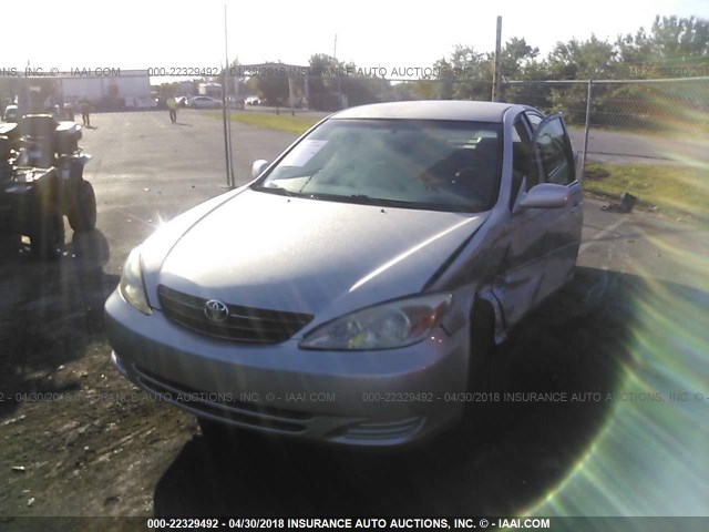 4T1BE32KX2U592394 - 2002 TOYOTA CAMRY LE/XLE/SE Күміс фото 2