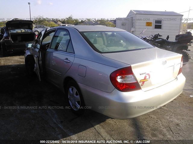 4T1BE32KX2U592394 - 2002 TOYOTA CAMRY LE/XLE/SE Күміс фото 3