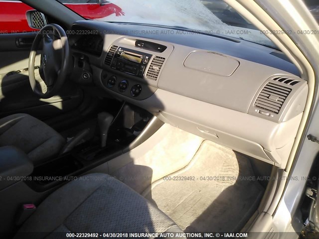 4T1BE32KX2U592394 - 2002 TOYOTA CAMRY LE/XLE/SE Күміс фото 5