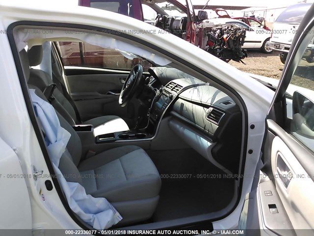 4T4BF1FKXFR508940 - 2015 TOYOTA CAMRY LE/XLE/SE/XSE 白色 照片 5
