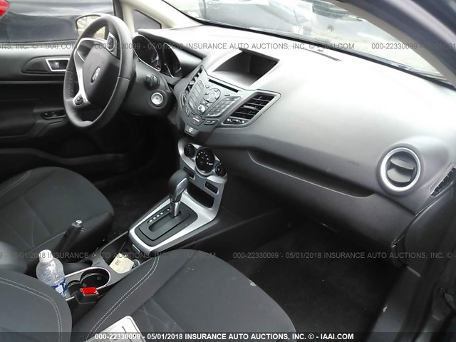 3FADP4EJXGM130919 - 2016 FORD FIESTA SE GRAY photo 5