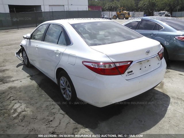 4T1BF1FK1HU395182 - 2017 TOYOTA CAMRY LE/XLE/SE/XSE თეთრი ფოტო 3