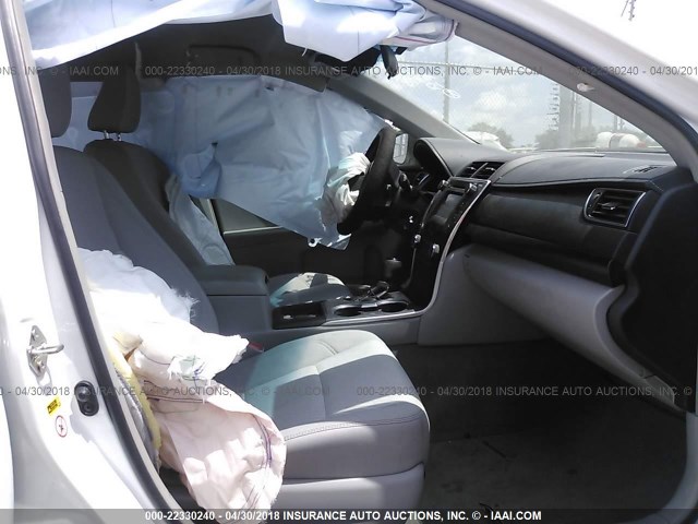 4T1BF1FK1HU395182 - 2017 TOYOTA CAMRY LE/XLE/SE/XSE თეთრი ფოტო 5